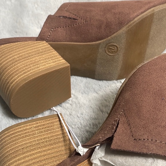 Universal Threat - Heeled Sandals - Picture 5 of 9